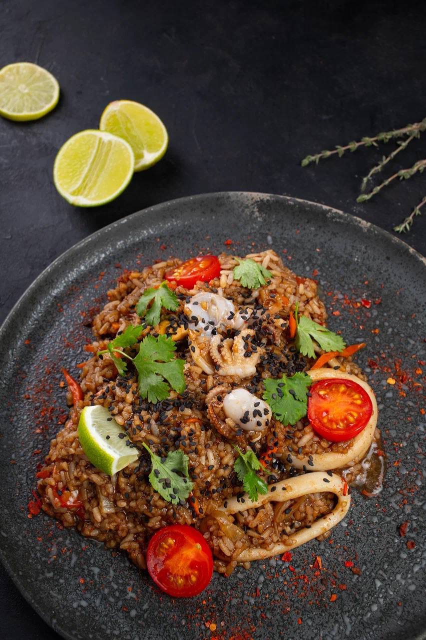 WOK с морепродуктами и рисом в соусе терияки