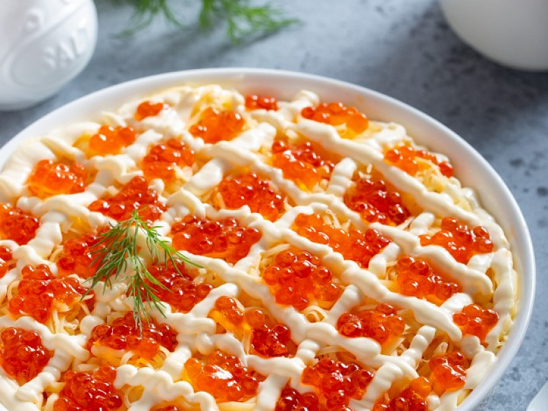 Салат «Царский» с кальмарами, креветками и красной икрой